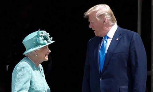 Nữ hoàng Elizabeth II (trái) và Tổng thống Trump trong lễ đón hôm 3/6. Ảnh: AFP.