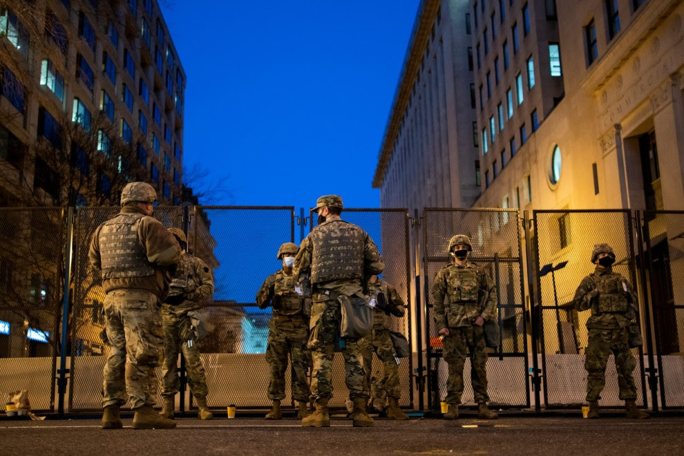 Los miembros de la Guardia Nacional reciben instrucciones mientras otros montan guardia cerca de la Casa Blanca antes que el presidente electo de Estados Unidos, Joe Biden.