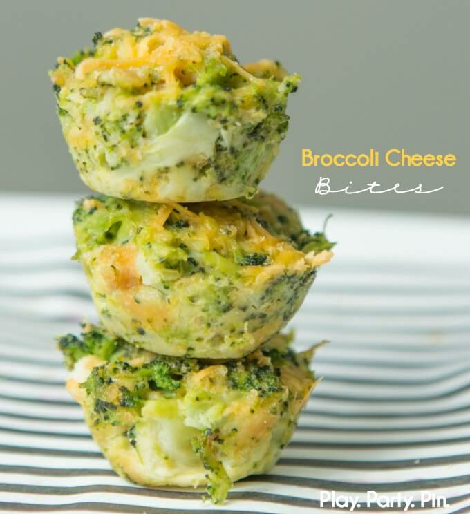 Estas picaduras de queso brócoli son excelentes aperitivos fáciles y rápidos, una gran opción saludable para un almuerzo o una fiesta de www.playpartypin.com 