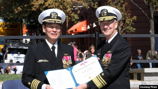 Phó Đô Đốc Thomas Moore (phải) trao quyết định thăng quân hàm Phó Đề Đốc cho Đại tá Nguyễn Từ Huấn. Photo US Navy.