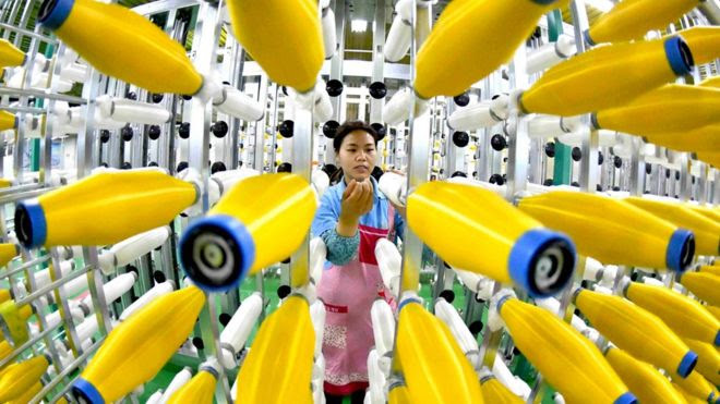 trabalhadora em linha de produção em fábrica chinesa