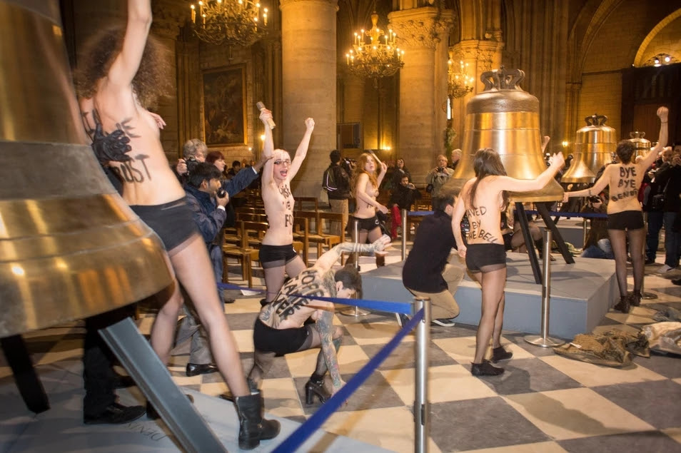 La imagen tiene un atributo ALT vacío; su nombre de archivo es grupo-de-feministas-radicales-profanando-la-catedral-de-notre-dam.webp
