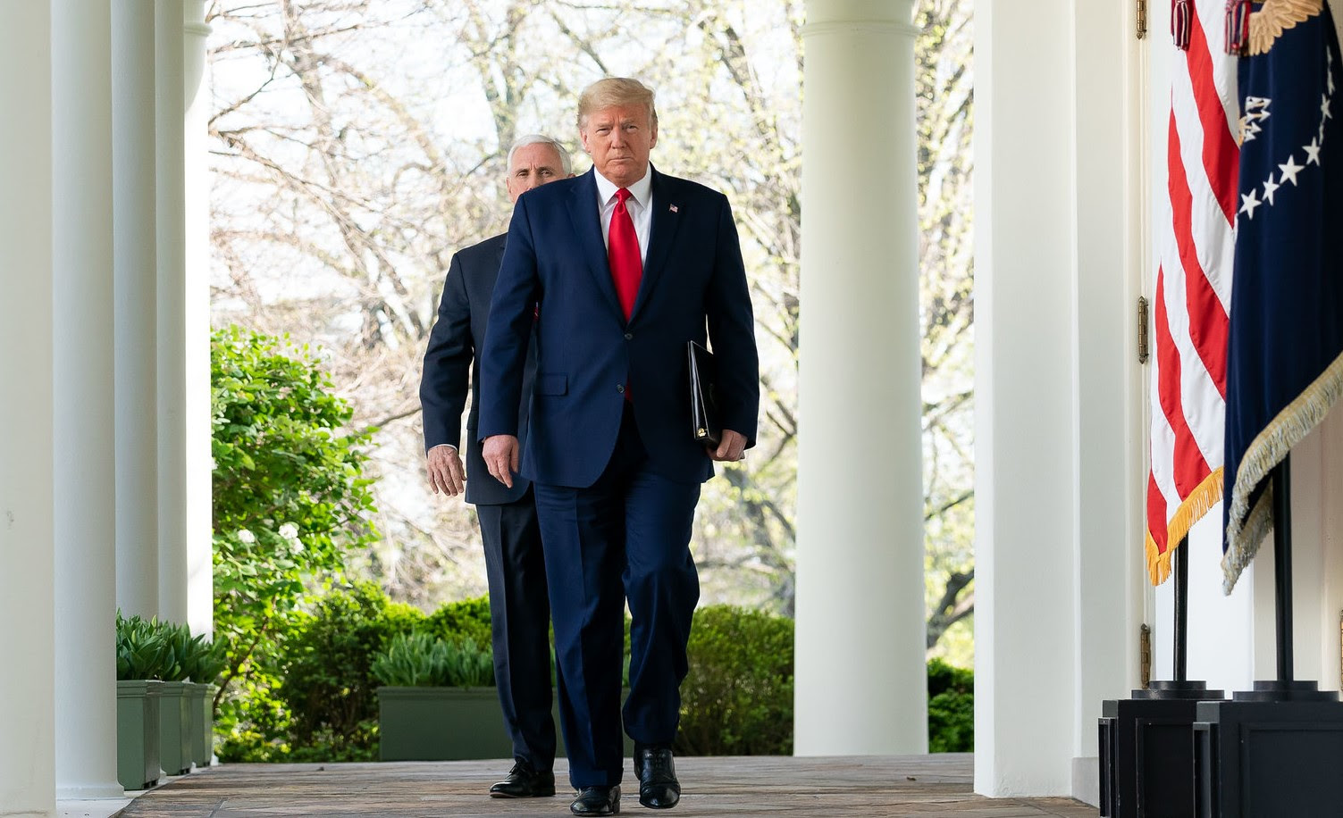 Trump camina por la Casa Blanca seguido por el vicepresidente Mike Pence. Foto: Flickr / The White House