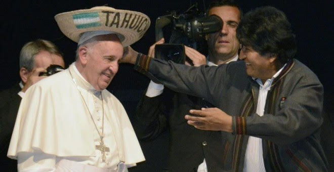 El papa Francisco usa un sombrero típico de la región de Santa Cruz mientras saluda al presidente boliviano, Evo Morales, durante un encuentro con movimientos sociales en Santa Cruz (Bolivia)./ EFE