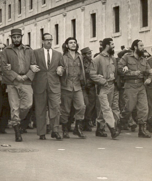 Fidel junto a Osvaldo Dorticós, el Che y otros dirigentes de la Revolución durante el sepelio de las víctimas de La Coubre
