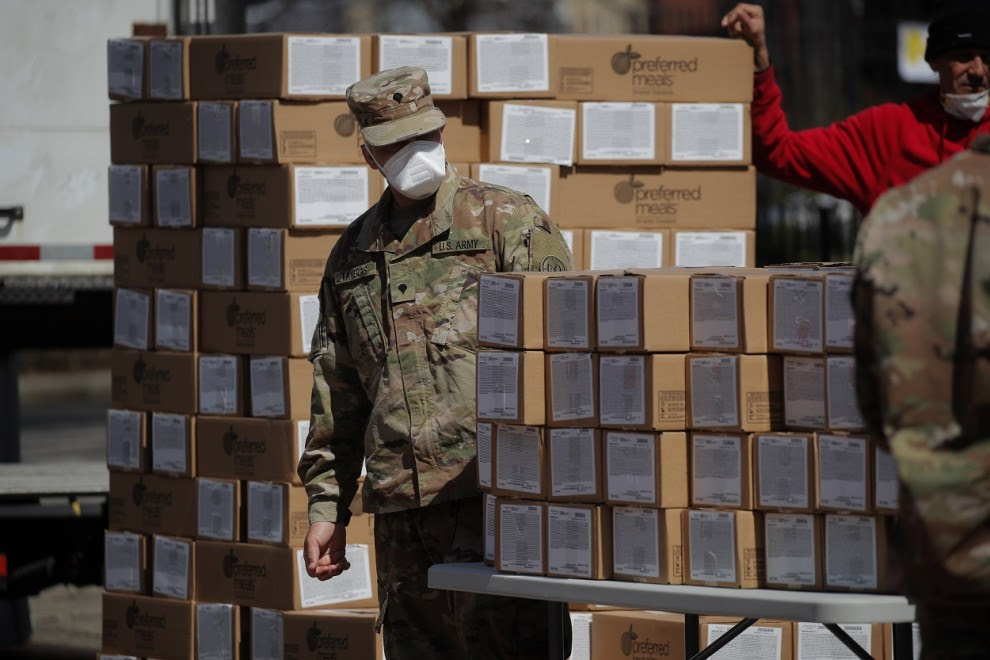 Miembros de la Guardia Nacional del Ejército de EEUU distribuyen cajas de comidas grátis en el barrio de Harlem, en Nueva York, durante la crisis del coronavirus. REUTERS/Brendan Mcdermid