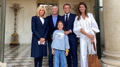 El ex presidente Mauricio Macri junto a Emmanuel Macron en Francia