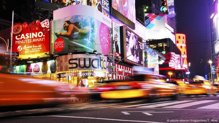 USA Verkehr auf der 42nd Street in New York (picture-alliance/imagebroker/T. Abad) USA Verkehr auf der 42nd Street in New York (picture-alliance/imagebroker/T. Abad)