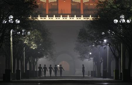 Paramilitary policemen practise drills inside the Forbidden City during a heavy haze and smog night in central Beijing December 4, 2011.  REUTERS/Jason Lee