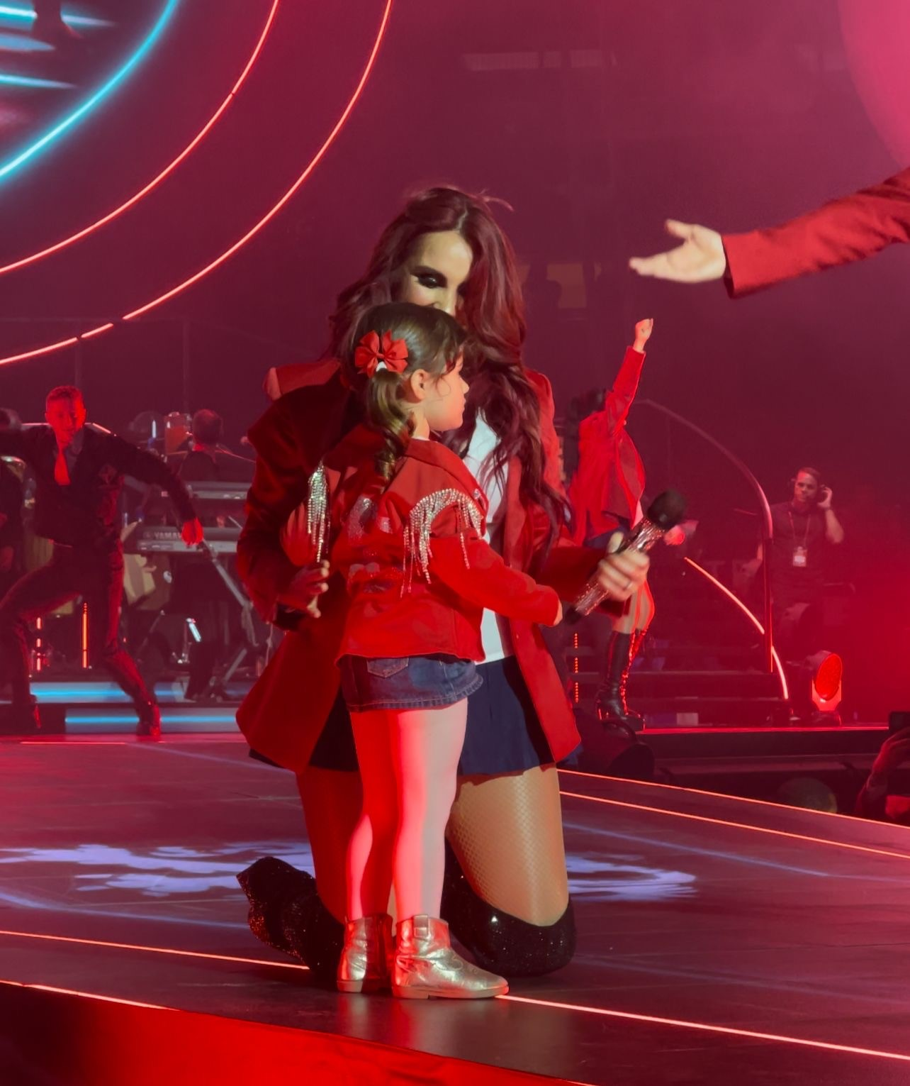 Dulce María Emociona Al Público Al Llevar A Su Hija Al Escenario Del Concierto De Rbd En El 5264