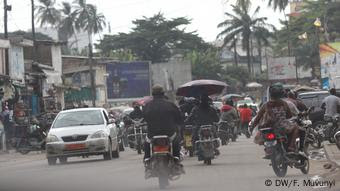 Präsidentschaftswahl in Kamerun Straßenszene in Douala (DW/F. Muvunyi)