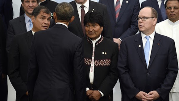 El presidente Barack Obama (de espaldas) habla con Rafael Correa, cuando posaban para la foto oficial de la COP-21, en París, ayer. - Foto: AFP