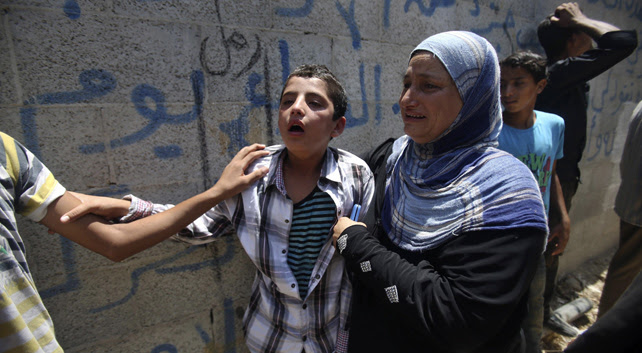 Familiares de cuatro menores muertos en uno de los bombardeos israelíes en la Franja de Gaza del lunes.