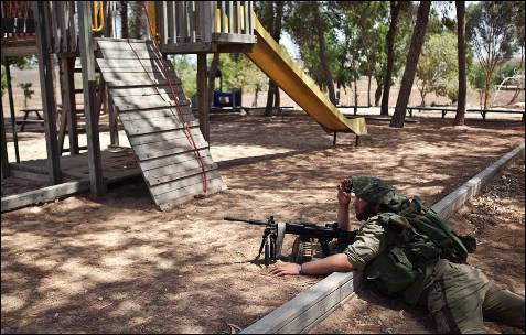 Un soldado israelí toma posición fuera de la Franja de Gazadurante la ofensiva terrestre.