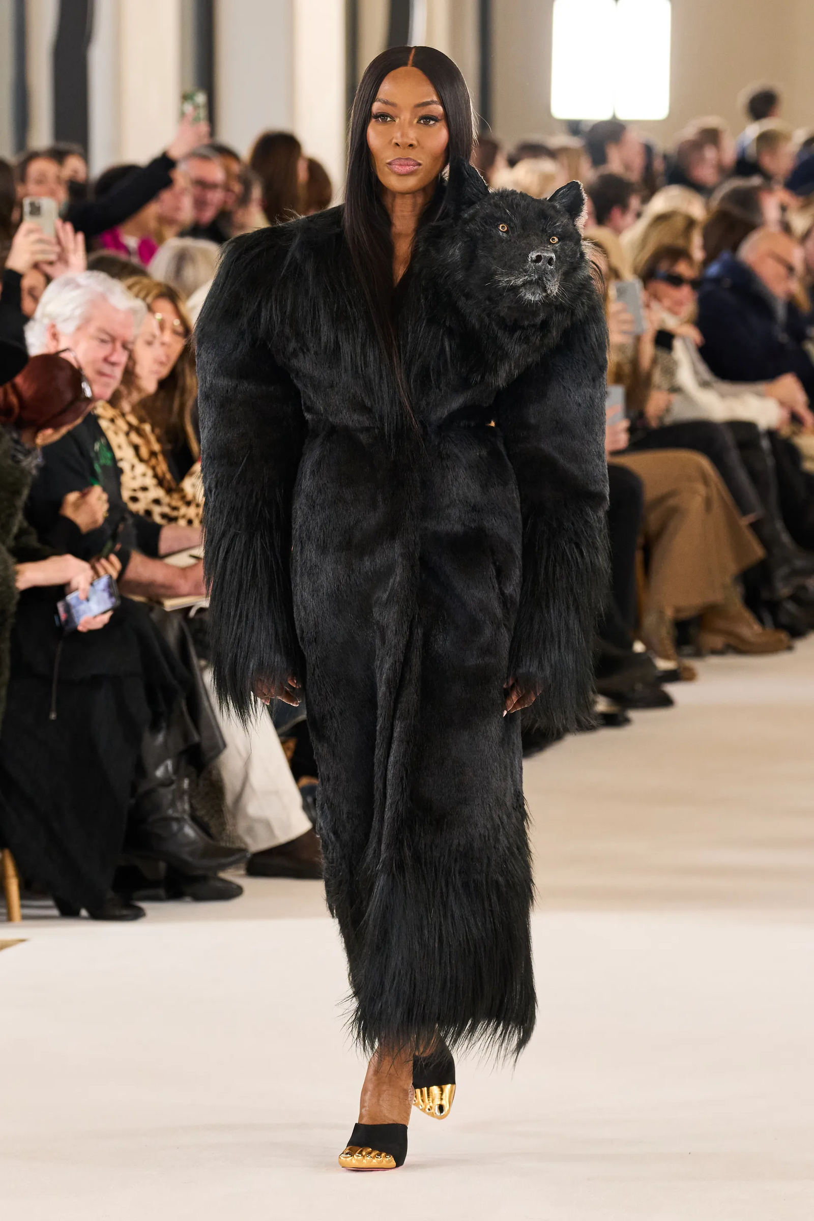 Schiaparelli desciende a los infiernos en su último desfile de Alta Costura