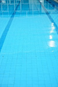 swimming-pool-375463_640