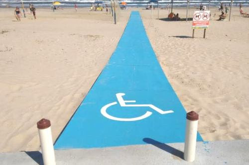 Foi construída na última sexta-feira, dia 22, uma passarela que dá acesso aos cadeirantes e deficientes físicos para que todos tenham acesso à beira da praia e ao mar.