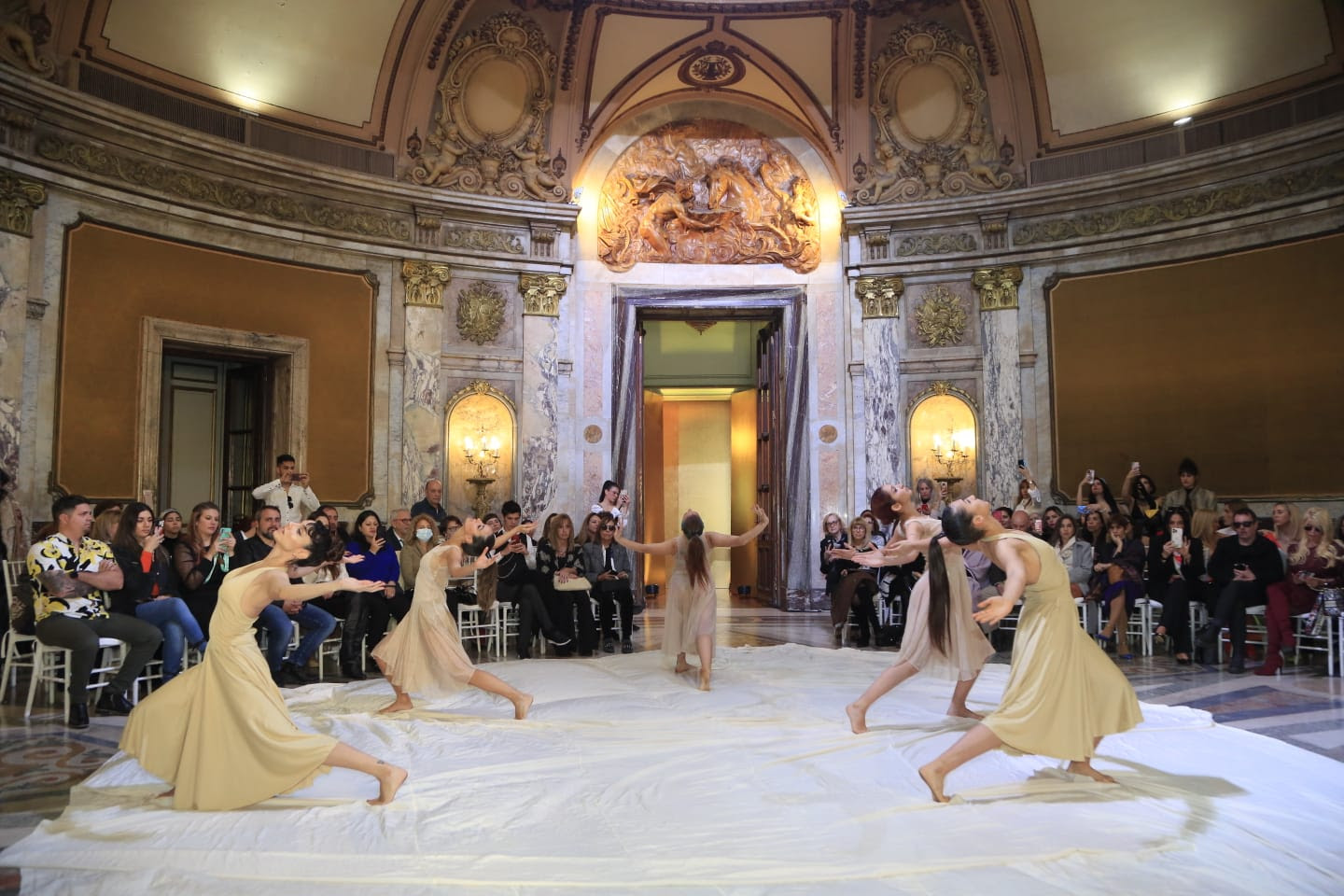 Bailarines del Ballet Folklórico Nacional y del Estudio de Danzas de Margarita Fernández anticiparon la colección de Francisco Ayala