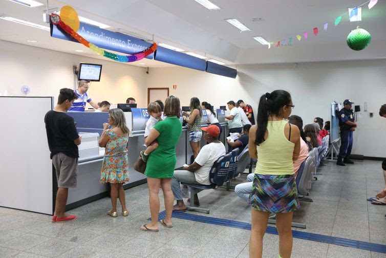 Valter Campanato/AgênciaBrasil/Agência Brasil Brasilia - Com antecipação de saque do FGTS, agências da Caixa têm sábado movimentado (Valter Campanato/AgênciaBrasil)