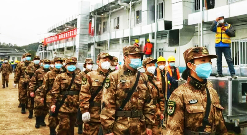 Nhân viên y tế từ các lực lượng vũ trang được điều tới bệnh viện dã chiến ở thành phố Vũ Hán, ở tỉnh Hồ Bắc, ngày 2/2/2020. 