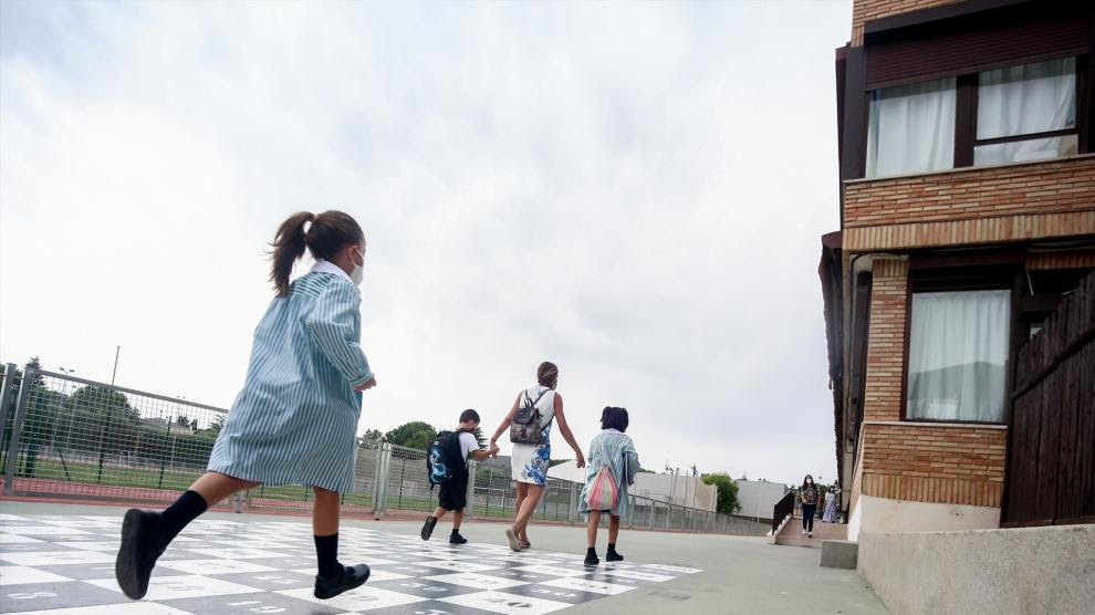 Una madre acompaña a sus hijos a la entrada del colegio Virgen de Europa durante el primer día de clase del curso 2021-22, a 6 de septiembre de 2021, en Boadilla del Monte, Madrid (España).Ricardo Rubio