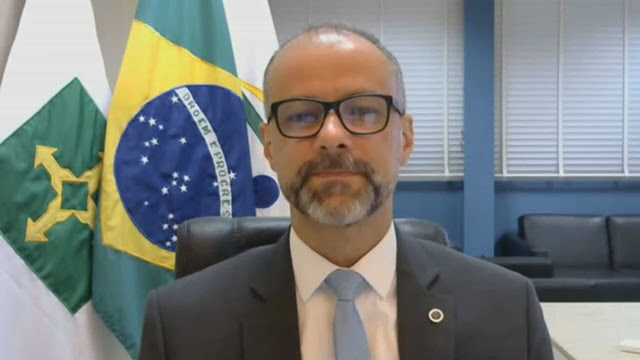 Presidente da Anvisa diz que vai tomar vacina contra Covid-19 e convida Bolsonaro, que recusa