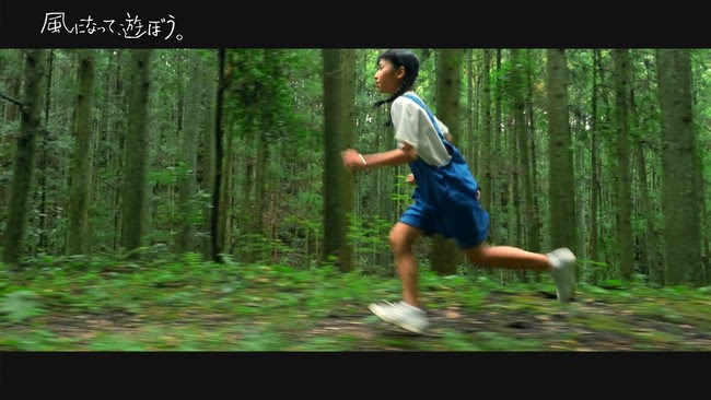ジブリ作品の疾走感を表現するため、
中川監督は、
ランニングフォームが美しい園原ららさん（愛知県在住）を少女役に選定しました。
　(C)2022 Studio Ghibli