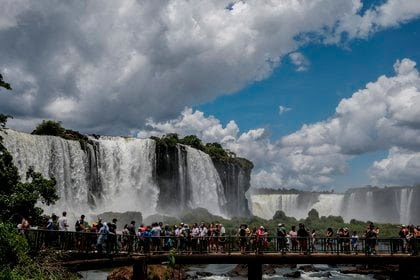 Fotografía de febrero de 2020 que muestra a decenas de personas en las Cataratas del Iguazú, en la provincia de Misiones, Argentina (EFE/ Juan Ignacio Roncoroni)