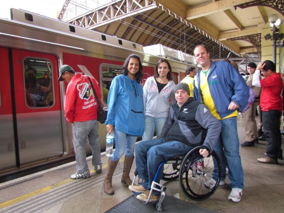 Torcedor cadeirante e amigos na Estação da Luz em São Paulo para pegar o Expresso da Copa, ligação direta e acessível para o Estádio ‘Itaquerão’
