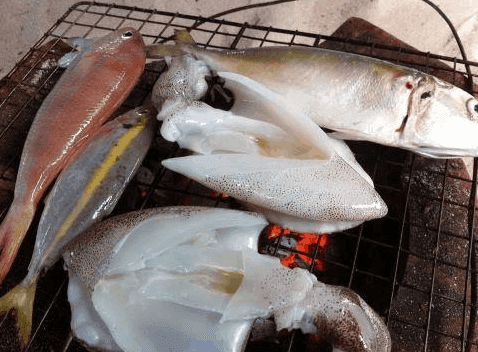 Thưởng thức chiến lợi phẩm ngay trên tàu Thưởng thức chiến lợi phẩm ngay trên tàu