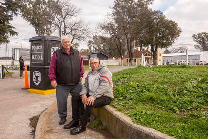 Gustavo Capra y Ricardo Righi, delante de un cuartel militar.