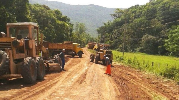 Na foto, máquinas estão em obras na ERS-484, em Maquiné. A pista não é asfaltada.