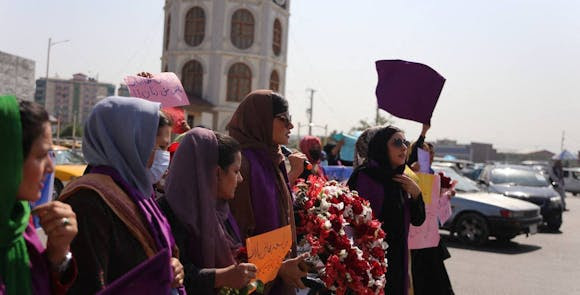 AFGHANISTAN : IL FAUT PROTÉGER LES FEMMES ET LES FILLES QUI FUIENT LES PERSÉCUTIONS