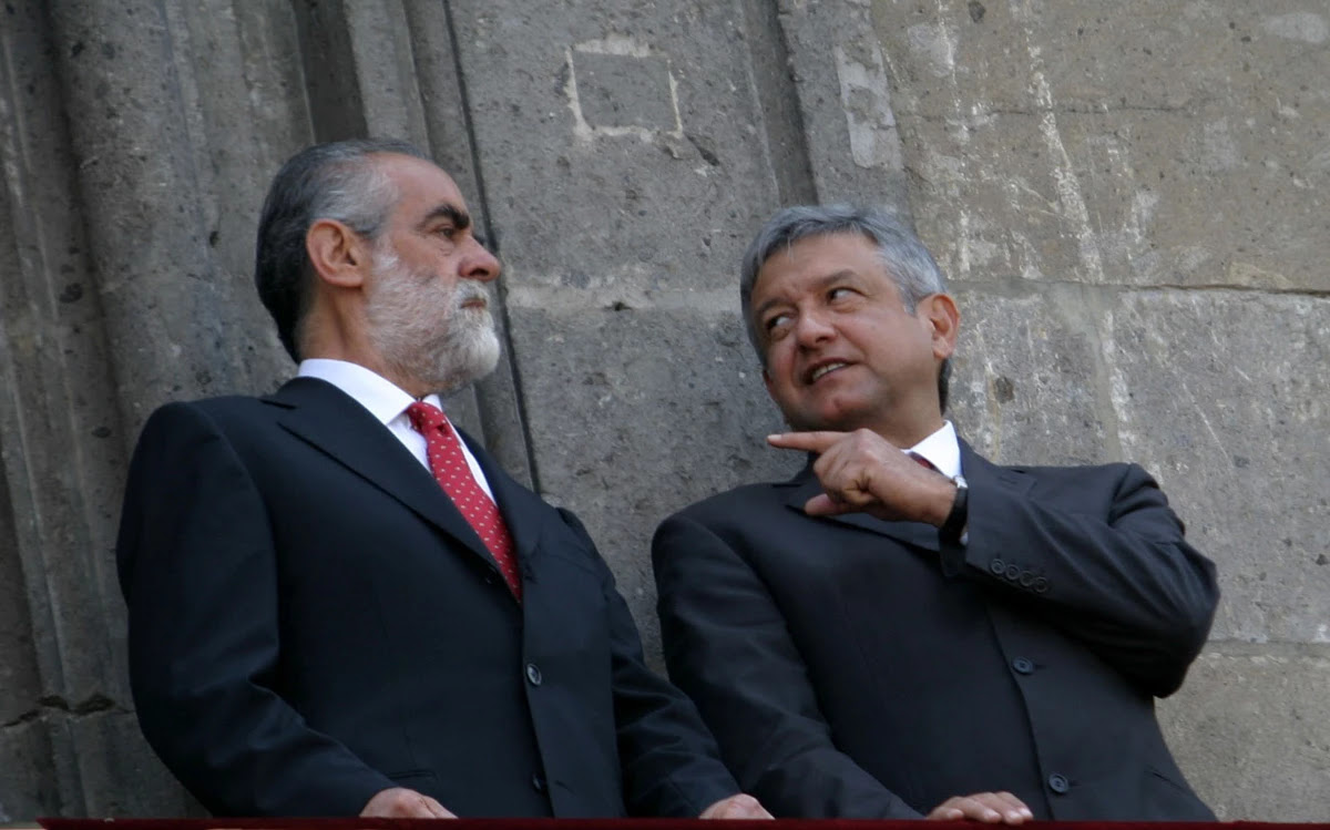 El entonces senador Diego Fernández de Cevallos y el exjefe de la ciudad de México Andrés Manuel López Obrador observan el desfile militar que conmemora e inicio de la guerra de independencia.
FOTO: Nelly Salas/CUARTOSCURO.COM