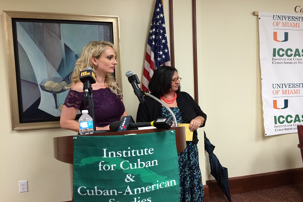 La presentadora y activista por la democracia en Cuba, Karen Caballero, junto a la hermana del escritor, María de los Ángeles Santiesteban