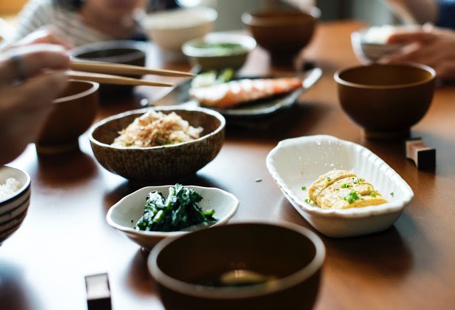 1 điều người Nhật không bao giờ làm trong bữa ăn, là bí quyết giúp sống thọ 100 tuổi - Ảnh 1.