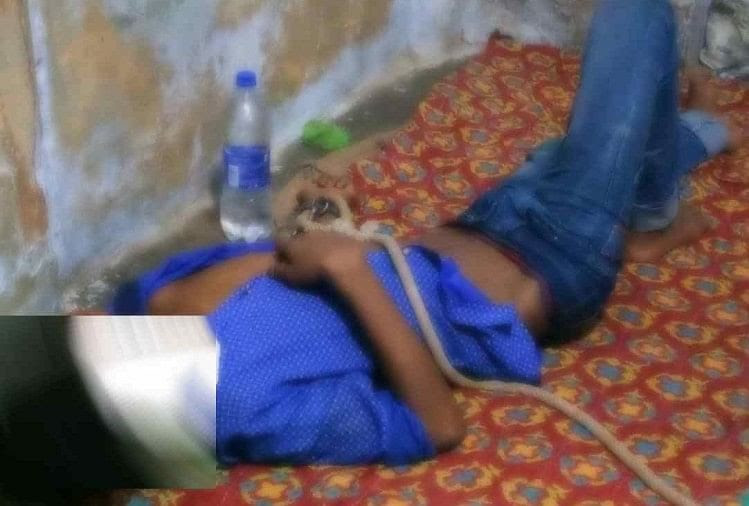 बनारस में पुलिस का अमानवीय चेहरा उजागर, हथकड़ी लगाकर किशोर को बनाया बंधक varanasi