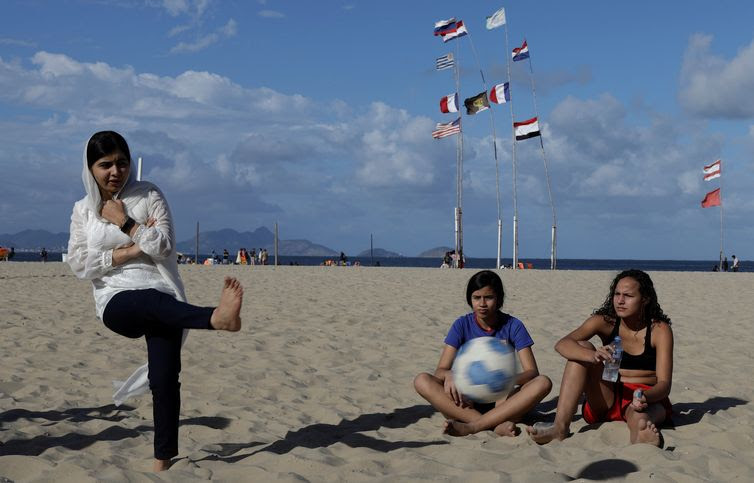 Ricardo Moraes/Reuters/direitos reservados/Agência Brasil Nobel prize winner Malala Yousafzai plays a penalty kick during a meeting with teenage girls from Complexo da Penha who work with football organization Street Child United at Copacabana beach in Rio de Janeiro, Brazil July 11, 2018. REUTERS