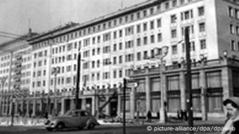 前斯大林林荫大道(摄于1954年) Ausstellung Berlin Warschau Karl-Marx-Allee (picture-alliance/dpa/dpaweb)