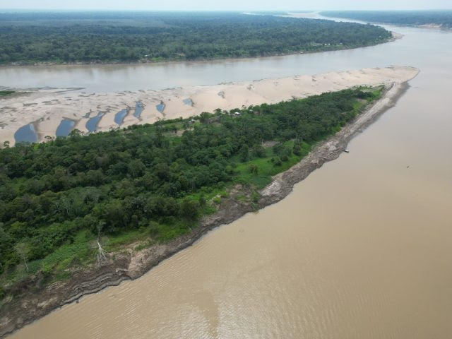 Imagem area do rio Tef na Amaznia com bolses de areia, graas a estiagem