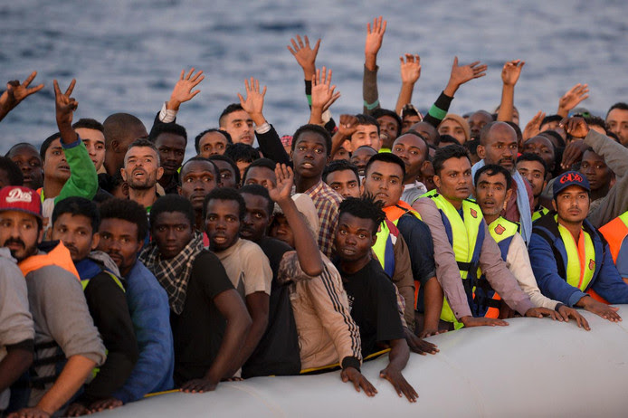 Afrikaanse vluchtelingen op een boot vlak bij de kust van Malta.