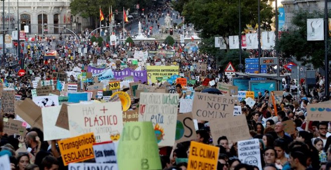 La cifra de personas que han marchado por la emergencia climática ha sorprendido a los convocantes. | EFE / Ballesteros