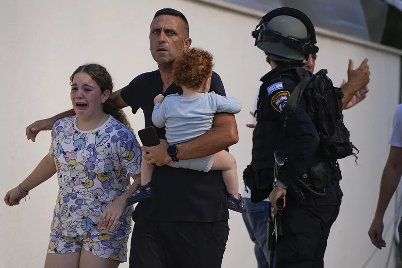 Terror en Israel: "Oigo sus voces y golpean la puerta. Estoy con mis dos  hijos pequeños" | Internacional