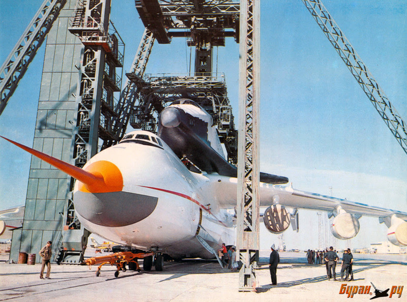 В США впервые выкатили самолет для ракет-носителей. СССР сделали это еще тридцать лет назад