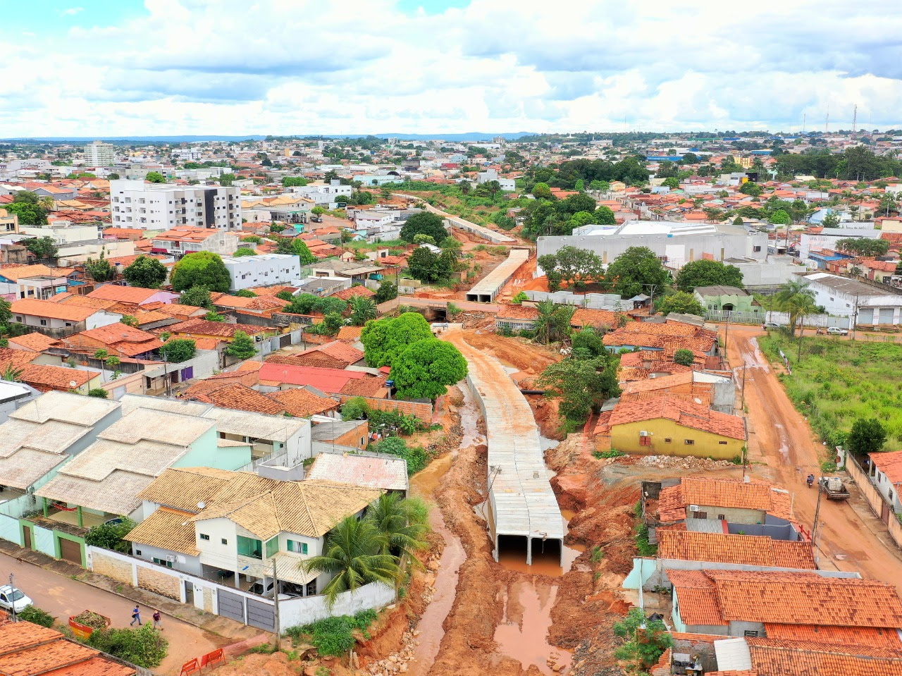 Durante a construção da maior obra de sustentabilidade, logística e mobilidade urbana do Tocantins, a Via Norte de Araguaína, foram identificadas e fechadas mais de 400 ligações de esgoto clandestino nos córregos Neblina e Canindé (Foto: Marcos Sandes)