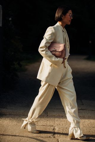 vestir blanco invierno 2020 traje chaqueta pantalón crema