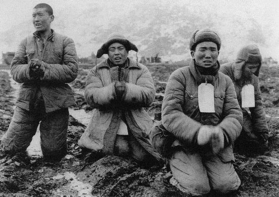 Mãi sau hai tháng chiến tranh chống quân đội của Mao, lực lượng LHQ mới lại giành được ưu thế: tù binh Trung Quốc ở mặt trận đang xin tha mạng sống vào cuối tháng 1 năm 1951. Ảnh: GEO EPOCHE Mãi sau hai tháng chiến tranh chống quân đội của Mao, lực lượng LHQ mới lại giành được ưu thế: tù binh Trung Quốc ở mặt trận đang xin tha mạng sống vào cuối tháng 1 năm 1951. Ảnh: GEO EPOCHE