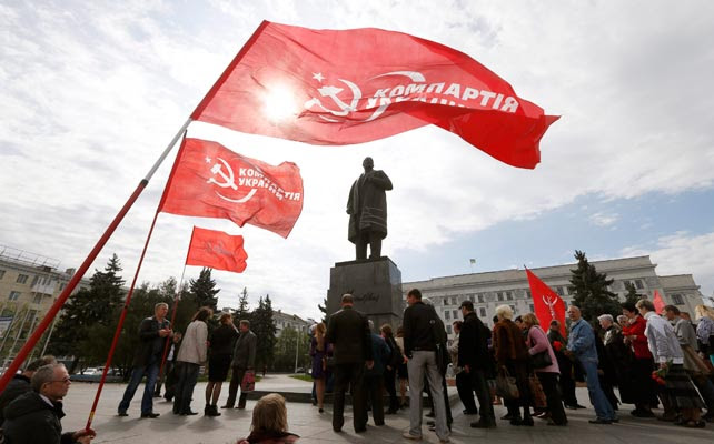 Comunistas rinden homenaje a Lenin en Lugansk.