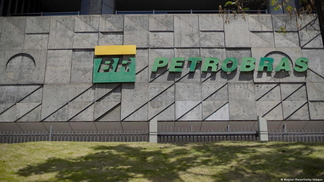 Fachada da sede da Petrobras com logo da empresa
