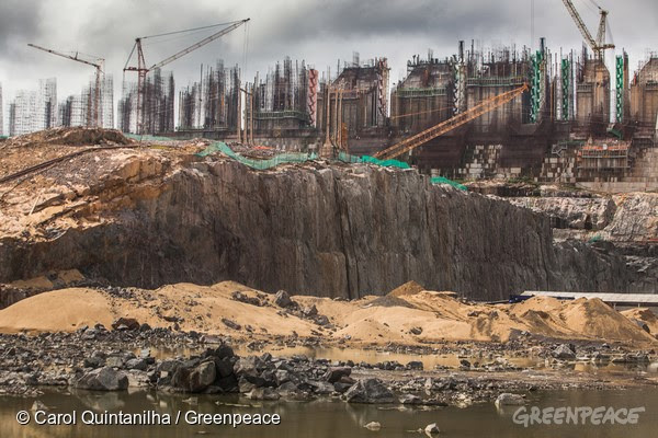Canteiro da construção da hidrelétrica de Belo Monte, no rio Xingu, em 2014 (© Carol Quintanilha/Greenpeace)